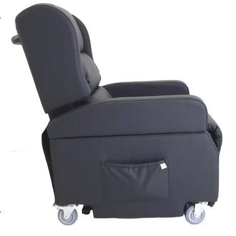 Vista lateral del sillón destacando las 4 ruedas multidireccionales y el diseño compacto de 81 cm de profundidad para pasillos y estancias dortomedical
