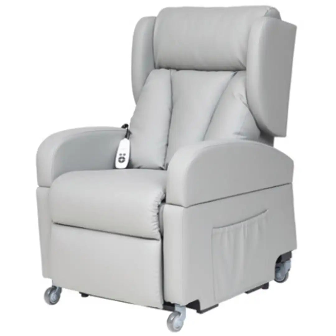 Vista frontal del sillón con el reposabrazos extraído y apoyado en el suelo, mostrando cómo se libera el lateral para realizar transferencias cómodas a sillas de ruedas o camas dortomedical