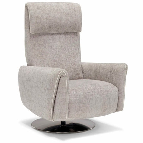 Sillón levantapersonas giratorio beige en posición de sentado con respaldo recto y reposapiés bajado dortomedical
