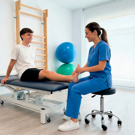 Taburete ergonómico estable integrado en el mobiliario de una clínica dental o médica dortomedical